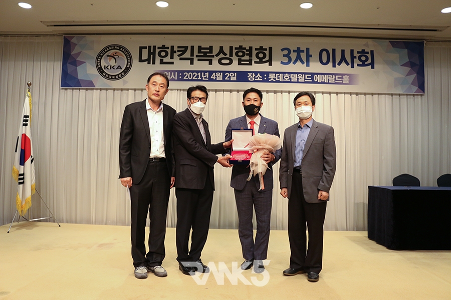 공로패를 받은 김종민 회장(좌측에서 세번째) Ⓒ 정성욱 기자